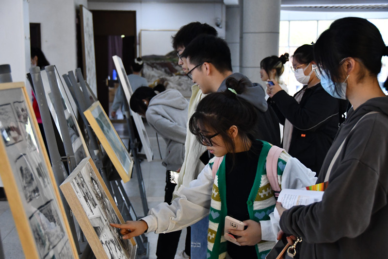 学生参观展览.jpg