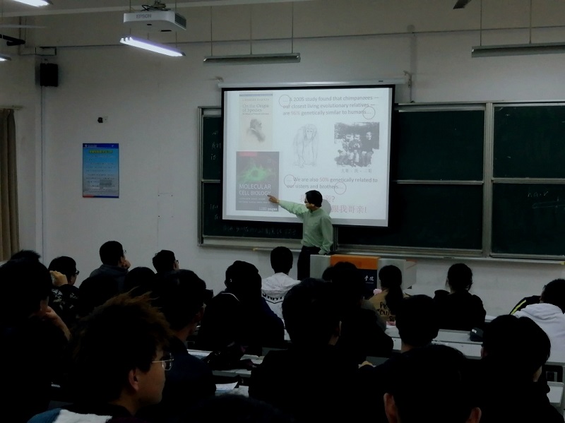 201811081541654033450286.jpg Ying Fu教授向学生普及相关知识 - 副本800 (1).jpg