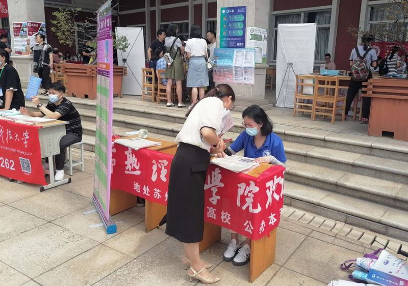 6月26日常州北郊高级中学（数学与统计学院提供）.jpg