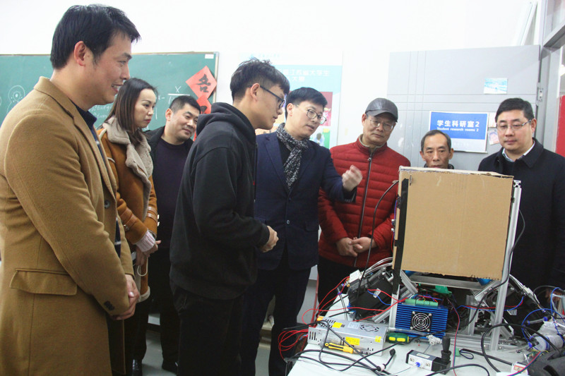 202101181610937413853181.jpg 副校长李俊峰一行看望积极开展科研活动的留校学生.jpg