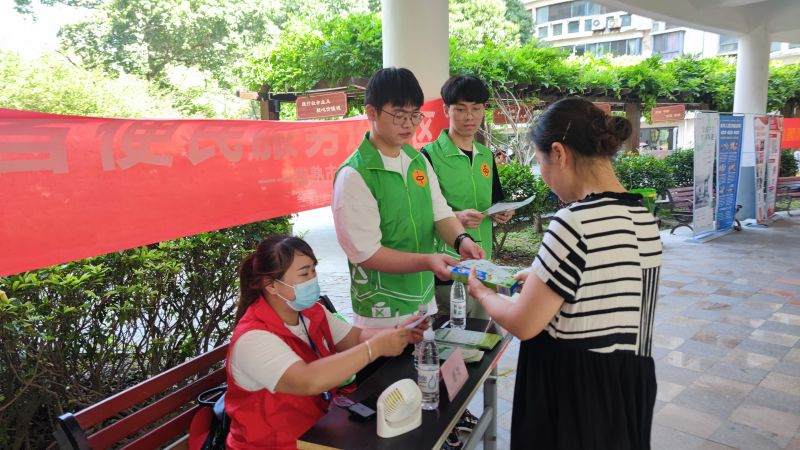 202207261658820527581509.jpg 材料工程学院“分类有道,青力护虞”百姓城管志愿服务实践团队在城市之光社区开展便民服务.jpg