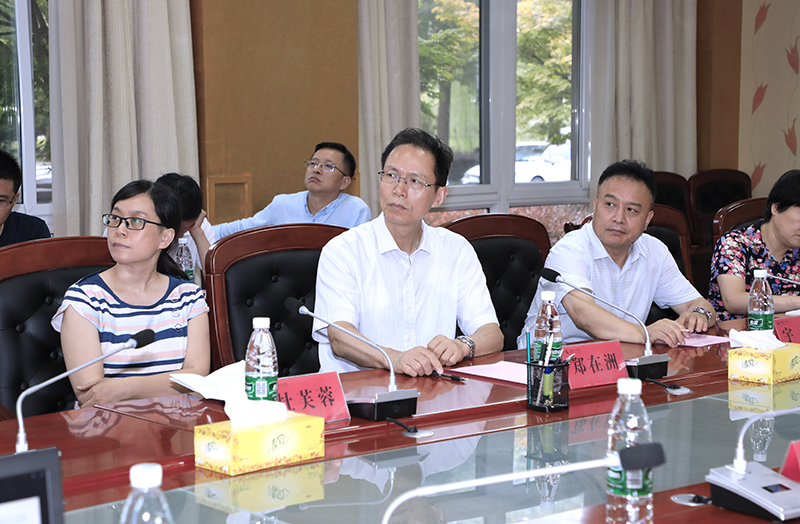 省教育厅党组成员、省南水新乡市办副主任郑在洲、陕西省水利厅组成员、副厅长定涛、江苏省节约用水办公室四级调研员杜芙蓉.jpg
