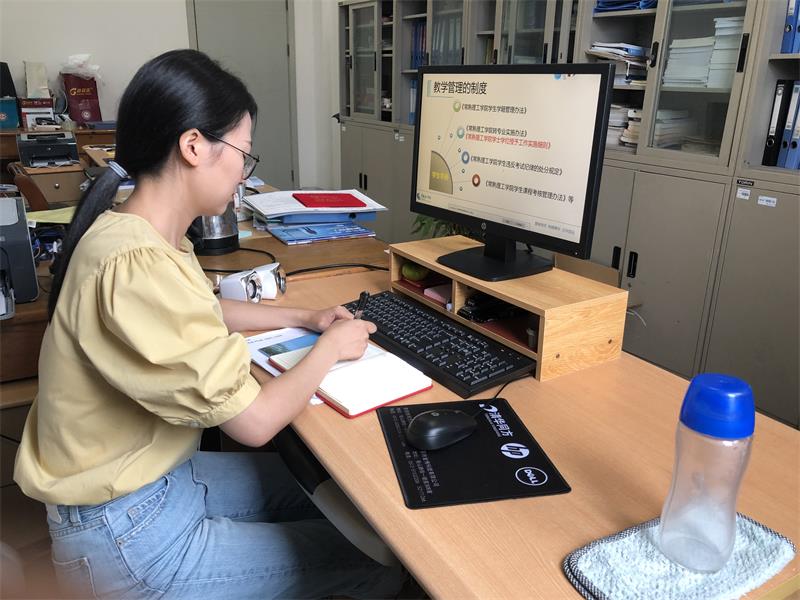 202109071630984213200930.jpg 师范学院辅导员跟听新生网课.jpg