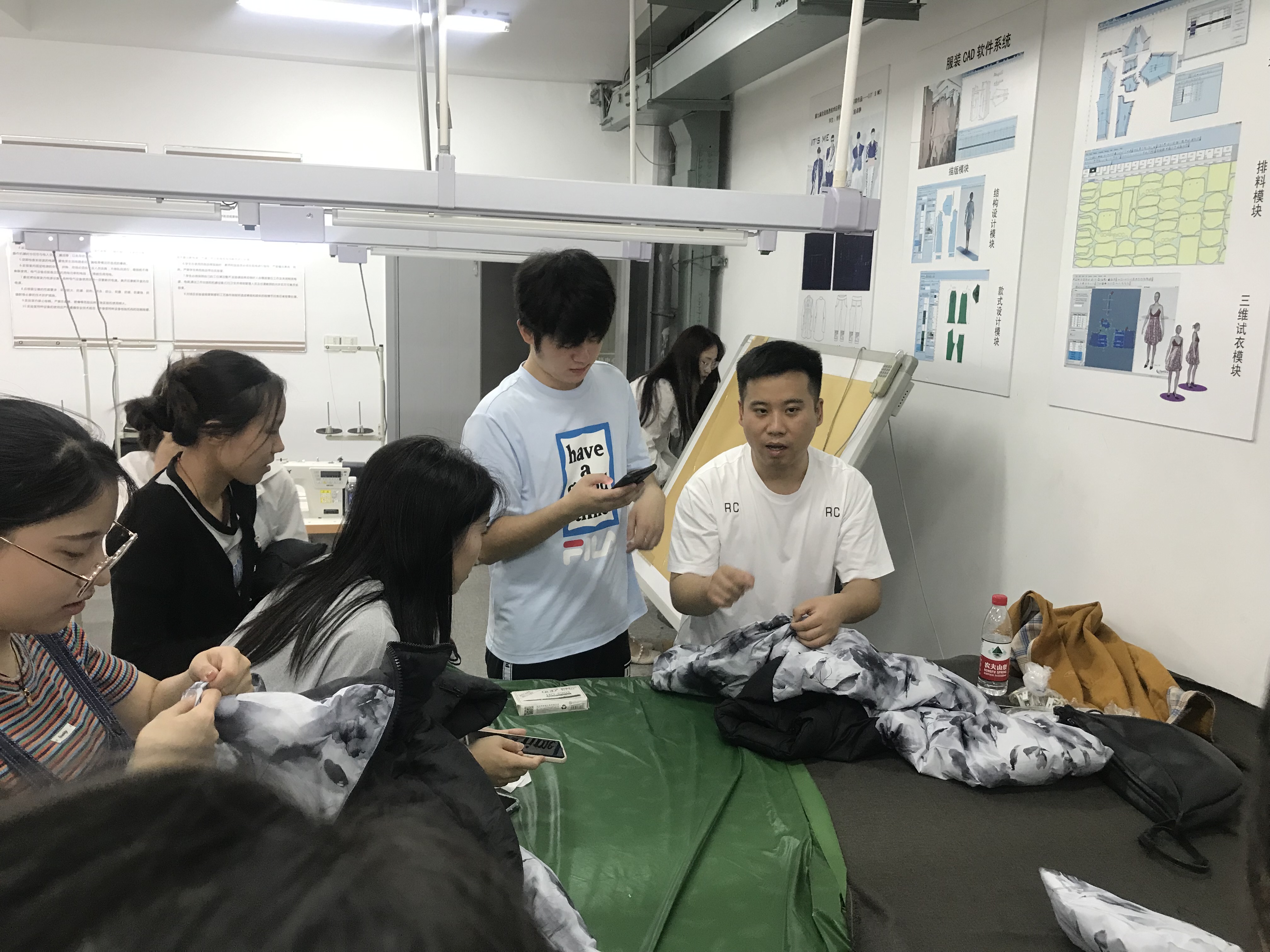 企业教师来校现场授课2.jpg