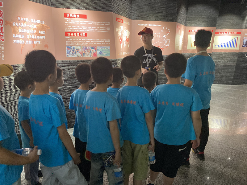 汽车工程学院“禁毒宣讲”实践团在常熟市禁毒馆做志愿为警娃夏令营做讲解.jpg