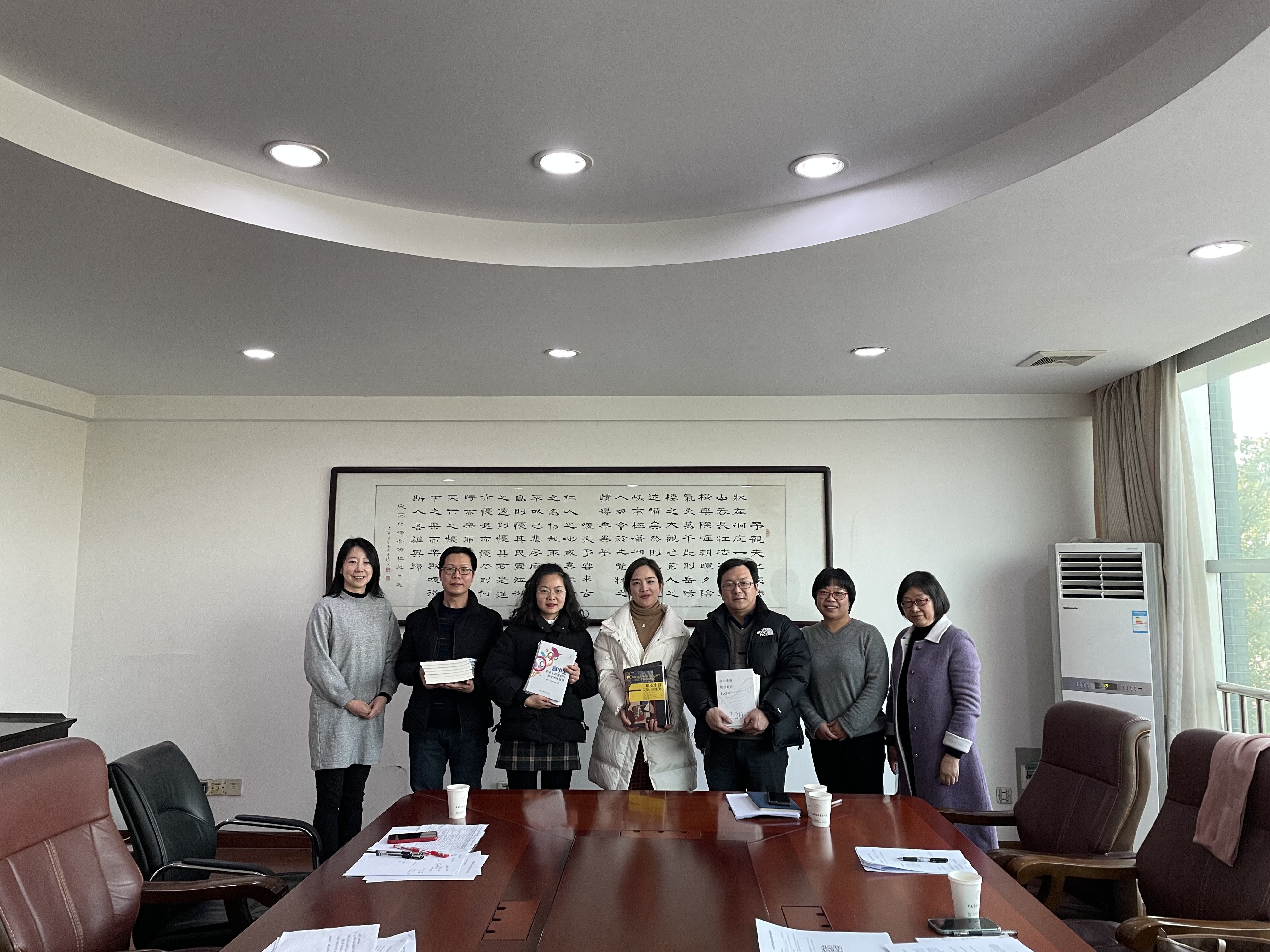 202201151642221701101757.jpg 赠书照片-常熟市尚湖高级中学.JPG