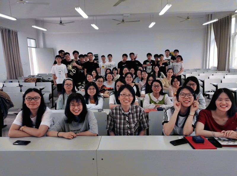 201910281572249051295526.jpg 与学生合影2.jpg