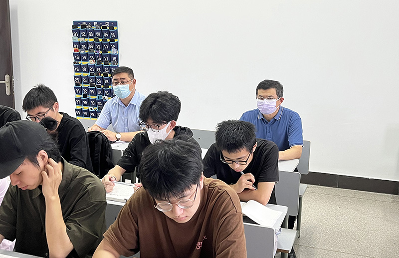 纪委书记闫海波听课2.jpg