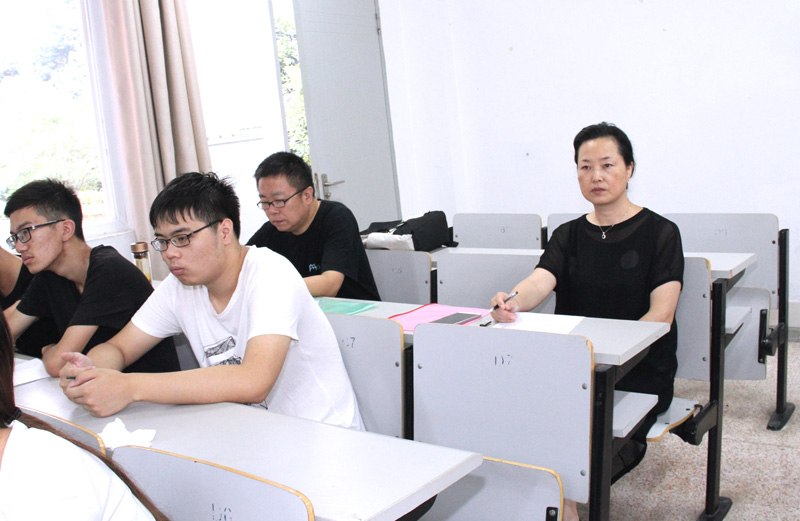 副校长钱素平在九章楼N5-101听取机械电子工程机械工程（单招） 数学与统计学院张立任教.jpg