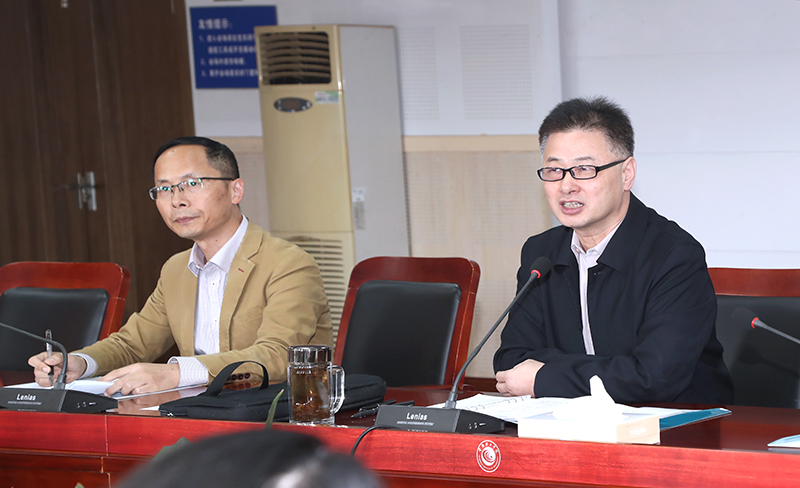 202110261635232635822094.jpg 校党委副书记周宏和统战部副部长刘清华.jpg