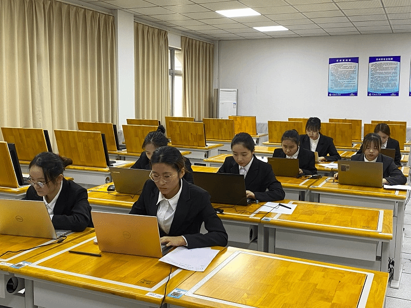 202011231606123872843538.png 选手们在进行秘书综合事务处理比赛.png