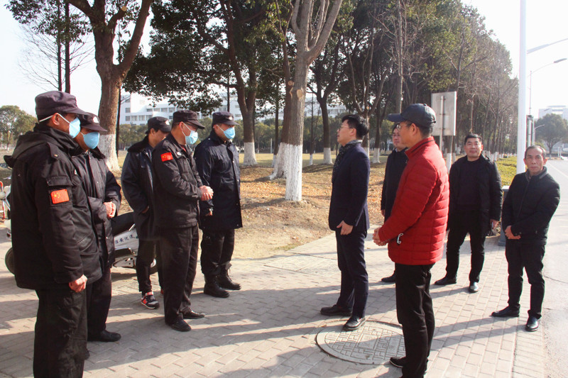 202101181610937254999052.jpg 副校长李俊峰一行看望慰问东湖门卫安保人员.jpg