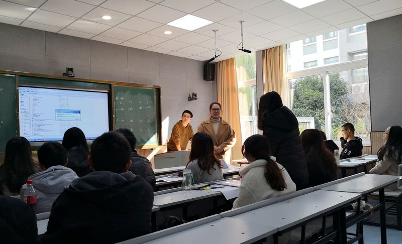 小组课例研讨.jpg