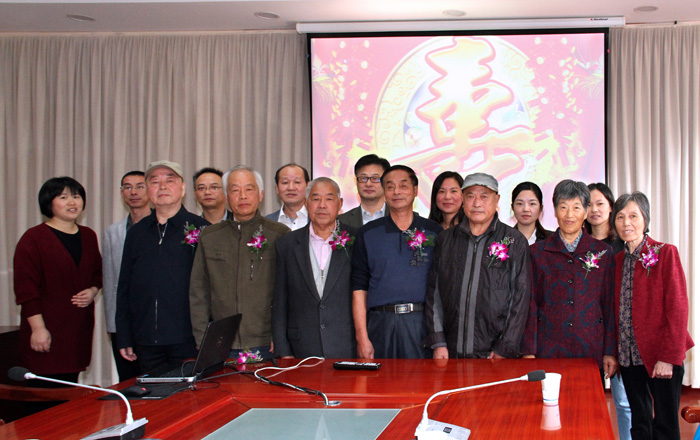 离退休工作领导小组分别为70岁寿星佩戴胸花并合影留念.jpg