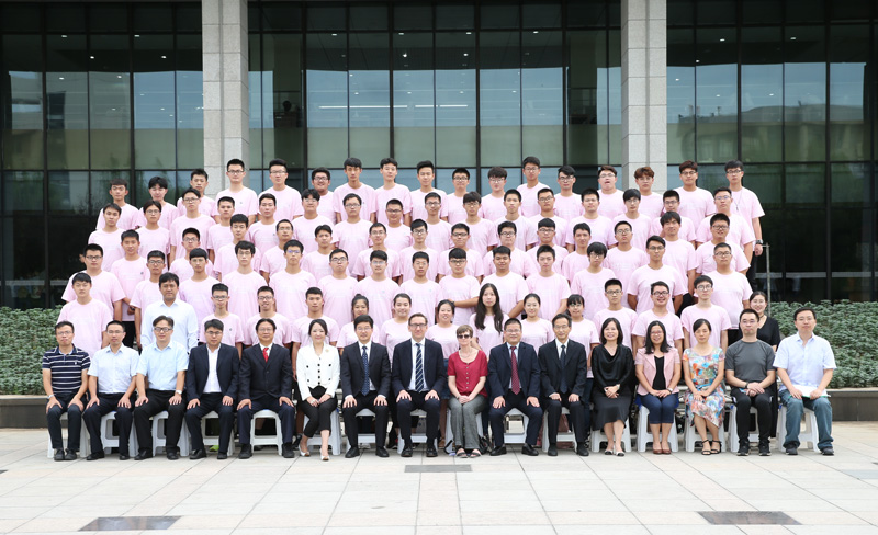 中英合作本科项目学生和校领导、学院领导合影.jpg