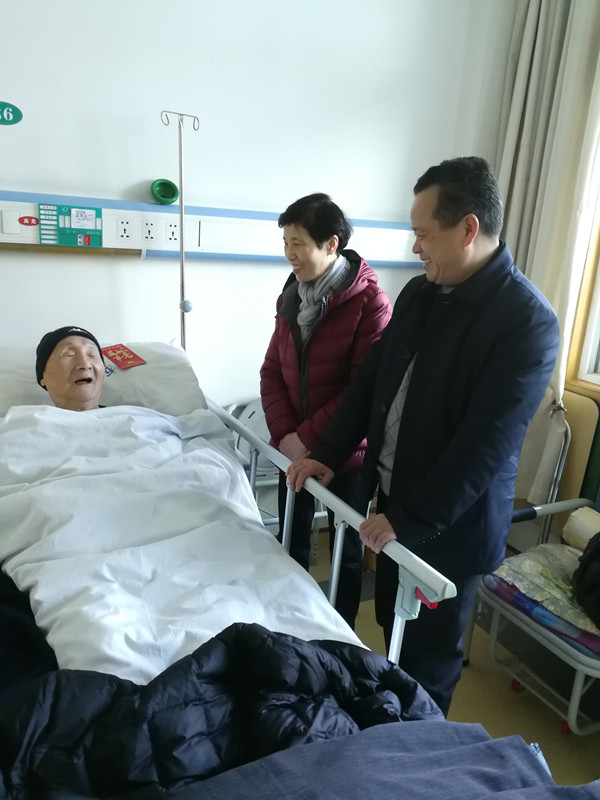 慰问96岁高龄的离休干部陈鹄东_副本.jpg