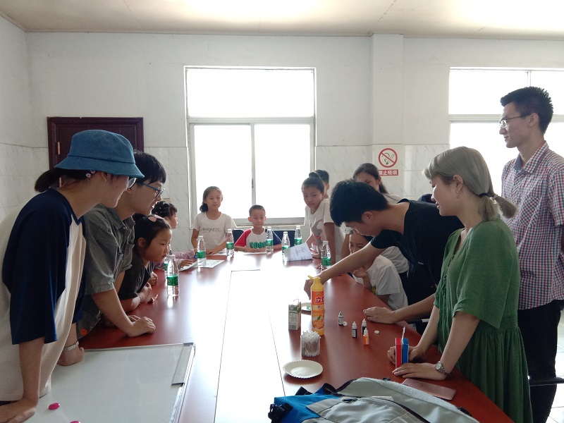 201907161563280175235107.jpg 化材学院“化学科学实验趣味助环保”暑期社会实践.jpg