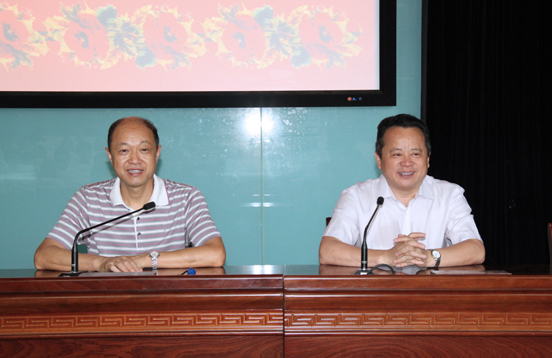 校党委副书记沈宗根和校友会主任陈建华.jpg