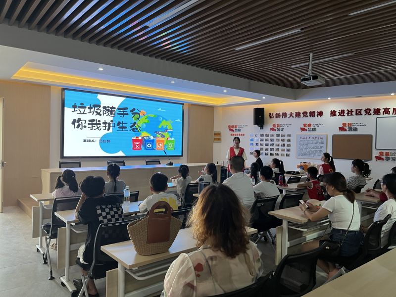 202208091660055167325789.jpg 生物与食品工程学院“垃圾随手分,你我护生态”团队在常熟市东南街道金鳞社区进行垃圾分类宣讲2.jpg