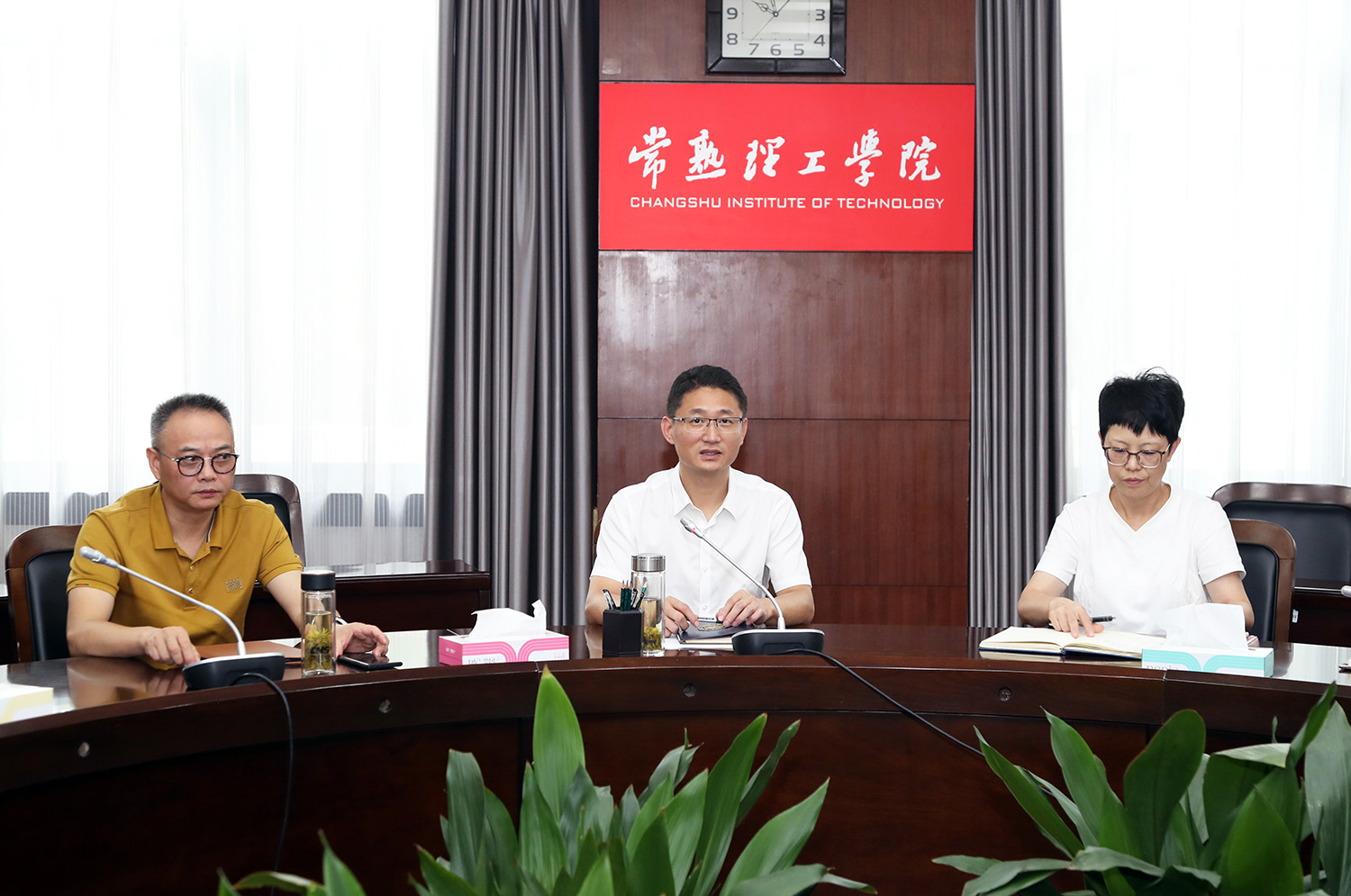 与会领导.JPG