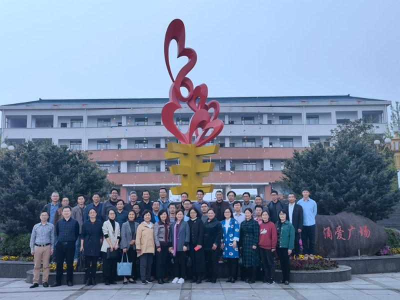 在青云中学合影_副本.jpg