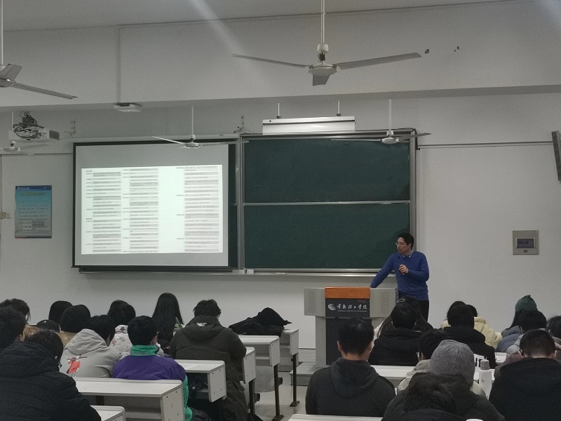 202012091607481210898959.jpg 材料工程学院领导为学生上形势与政策课.jpg