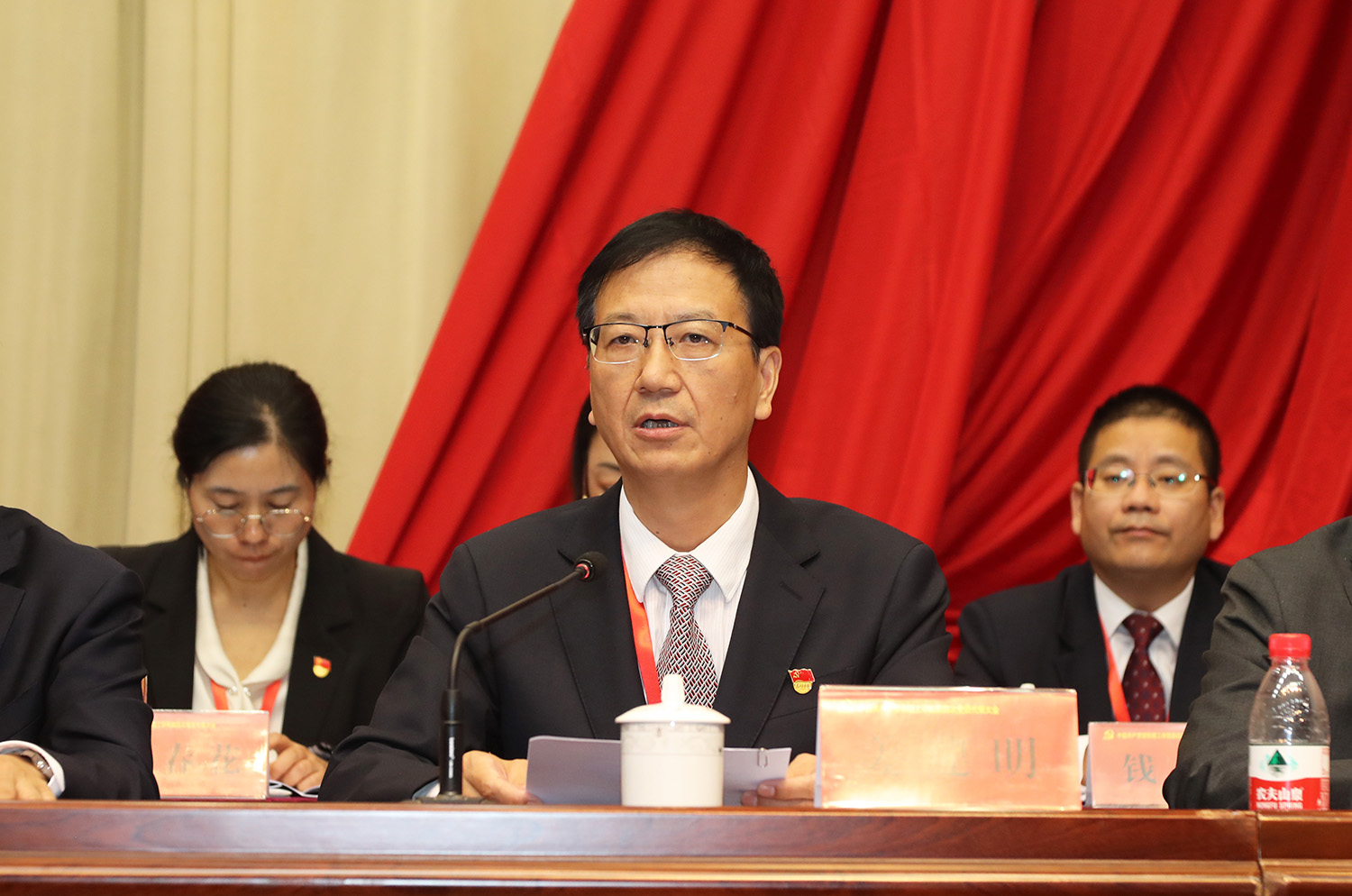 姜建明校长主持2.JPG