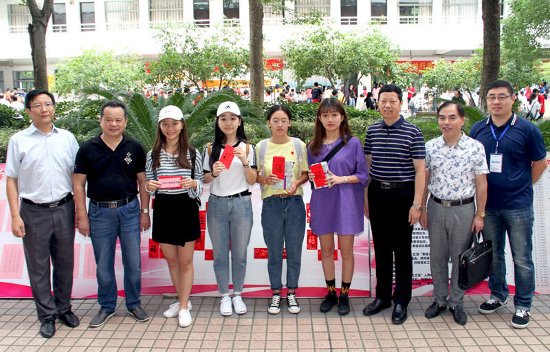 校领导和学院领导及新生合影.jpg