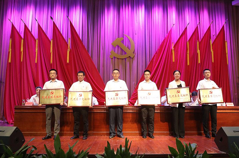 202207011656667507582953.jpg 颁奖2-校级先进基层党组织.JPG