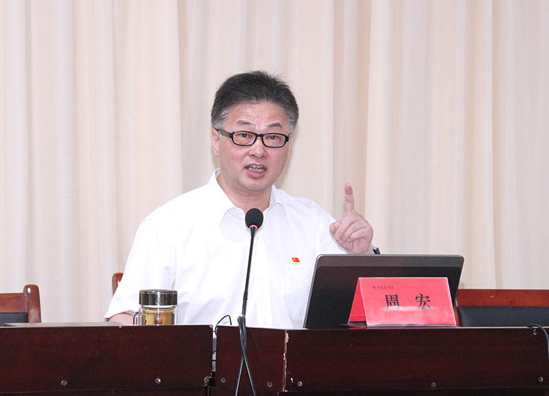 校党委副书记周宏上党课.jpg