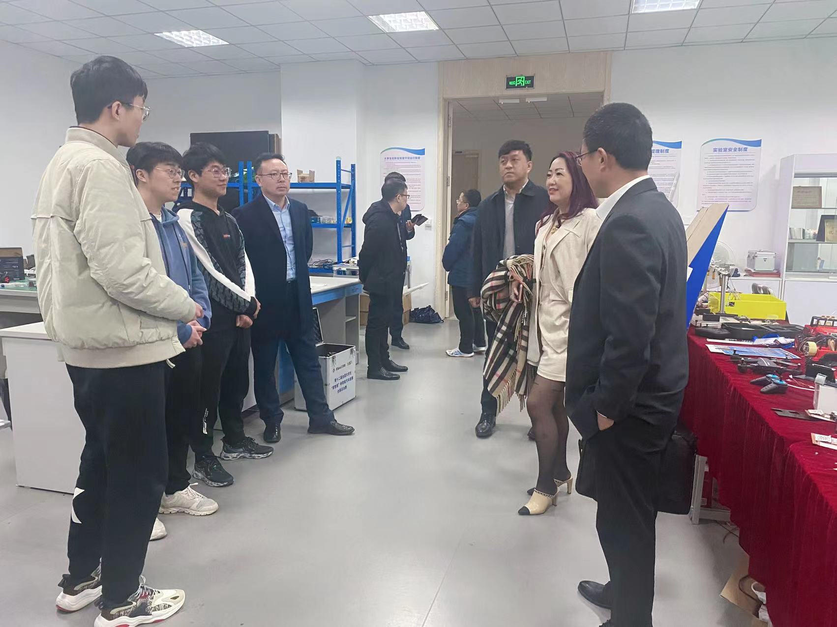 202302211676947145260832.jpg 参观创新实验室.jpg