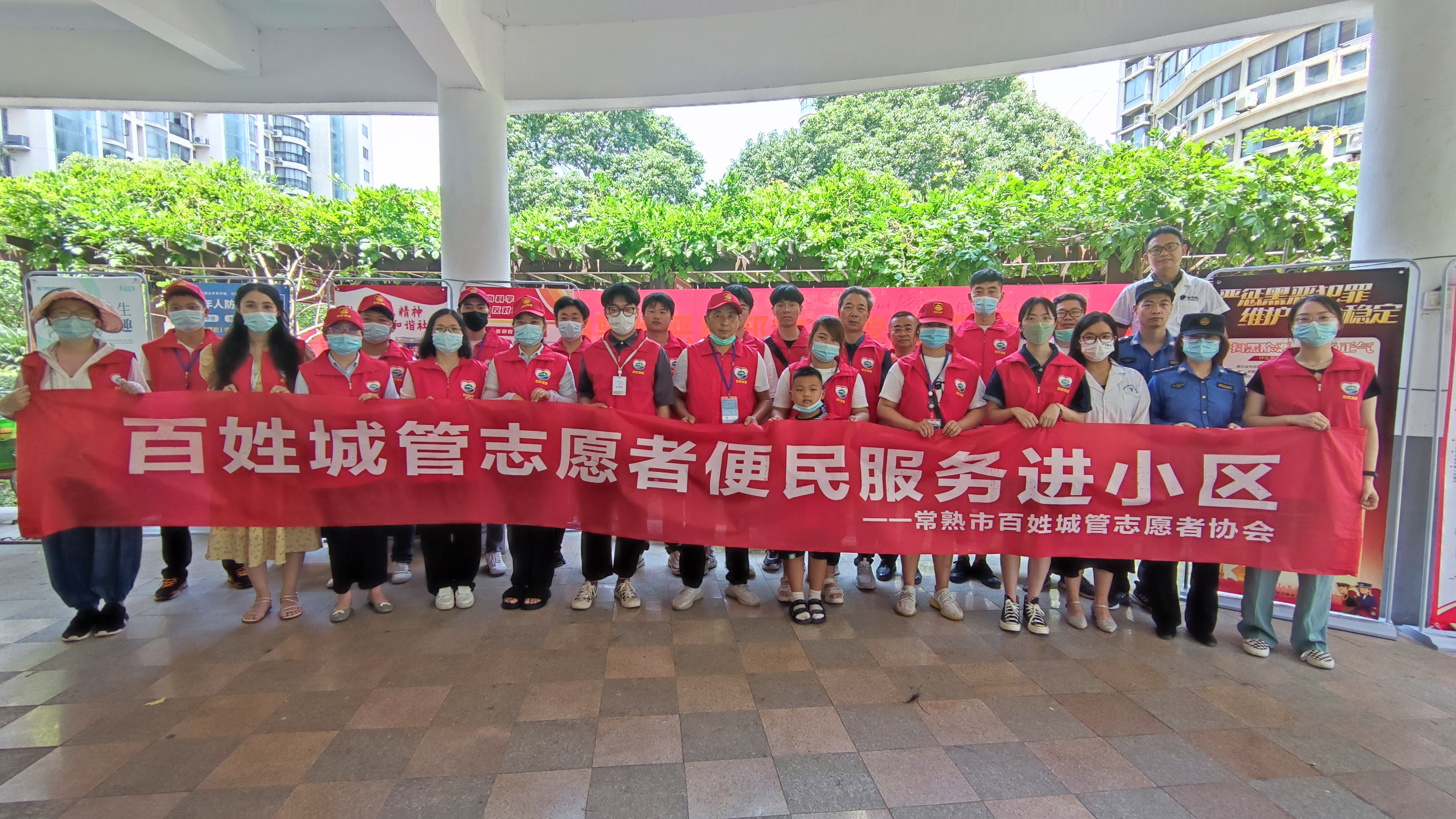 202211241669303763985670.jpg 5.7.11-城市之光社区-便民活动百姓城管志愿者合照.jpg