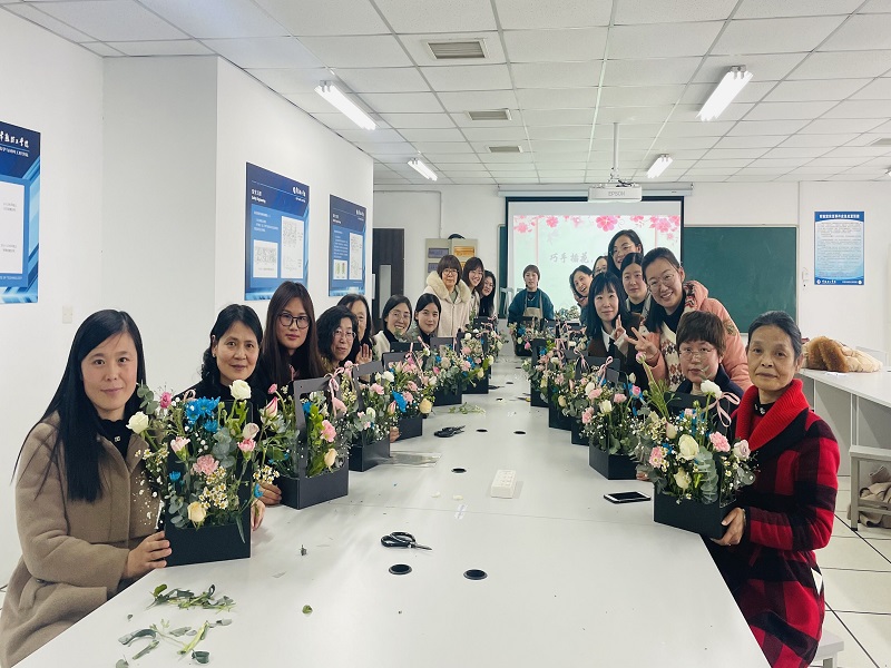 202103091615280899609715.jpg “巧手插花,芬香满屋”——材料工程学院三八妇女节女职工插花活动.jpg