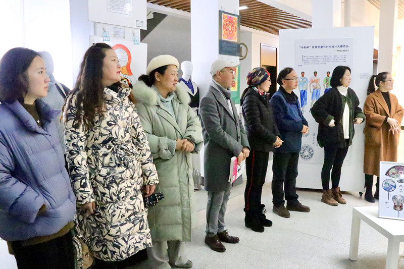 201912271577379651905965.jpg 专业教师观展_副本.jpg