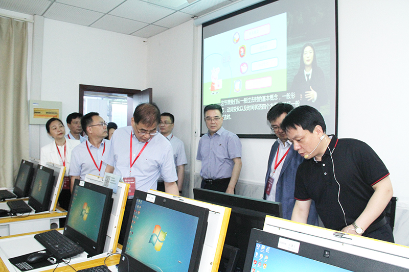 202106011622530234363610.jpg 参观学道楼二楼胡晓原讲解.jpg