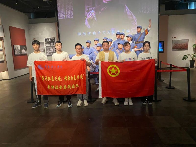 202207281658995555739554.jpg 外国语学院“寻访红色足迹,传承红色传统”实践活动开展旨在宣传党史,追溯红色革命记忆,探索学习红色精神.jpg