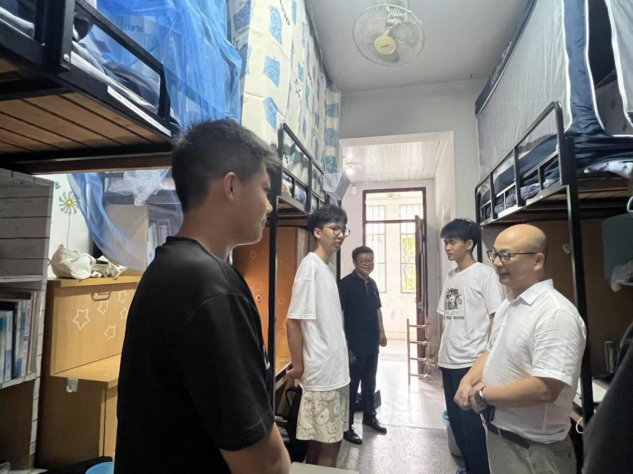 202309151694759860942910.jpg 电气学院领导走访新生宿舍.jpg