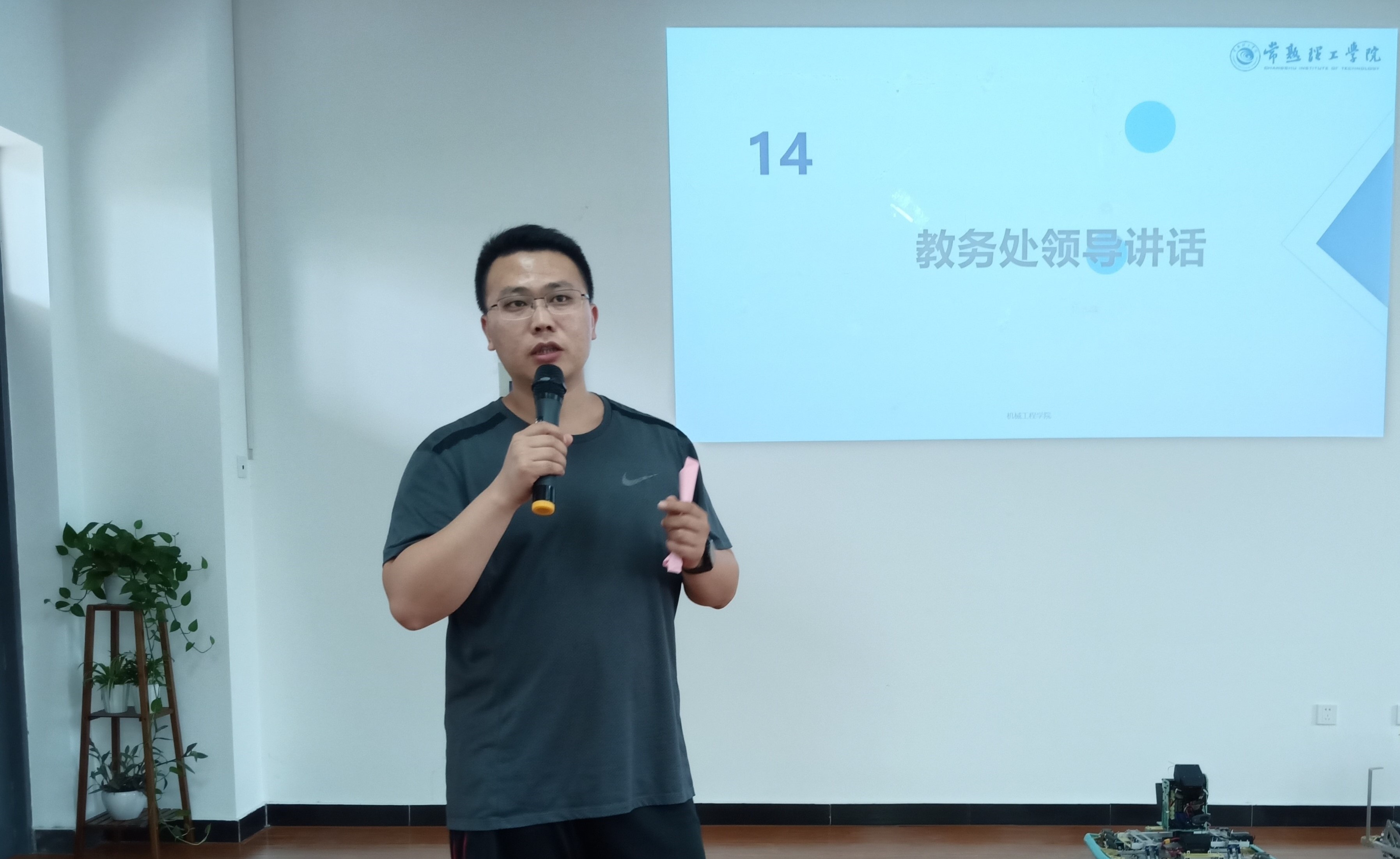 教务处副处长许广举点评指导.jpg