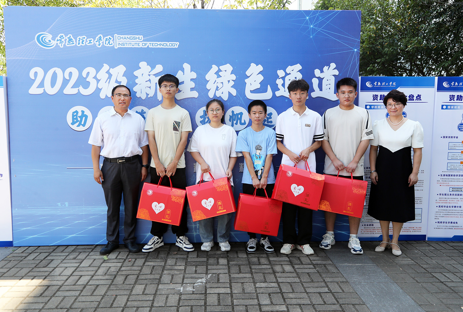 202309101694335411737388.jpg 王培君书记在绿色通道与新生合影.JPG