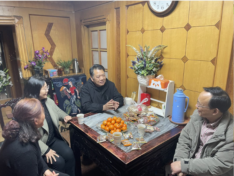慰问退休老教师.png