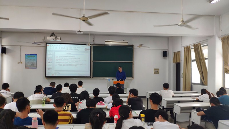 张德高书记上课8.jpg