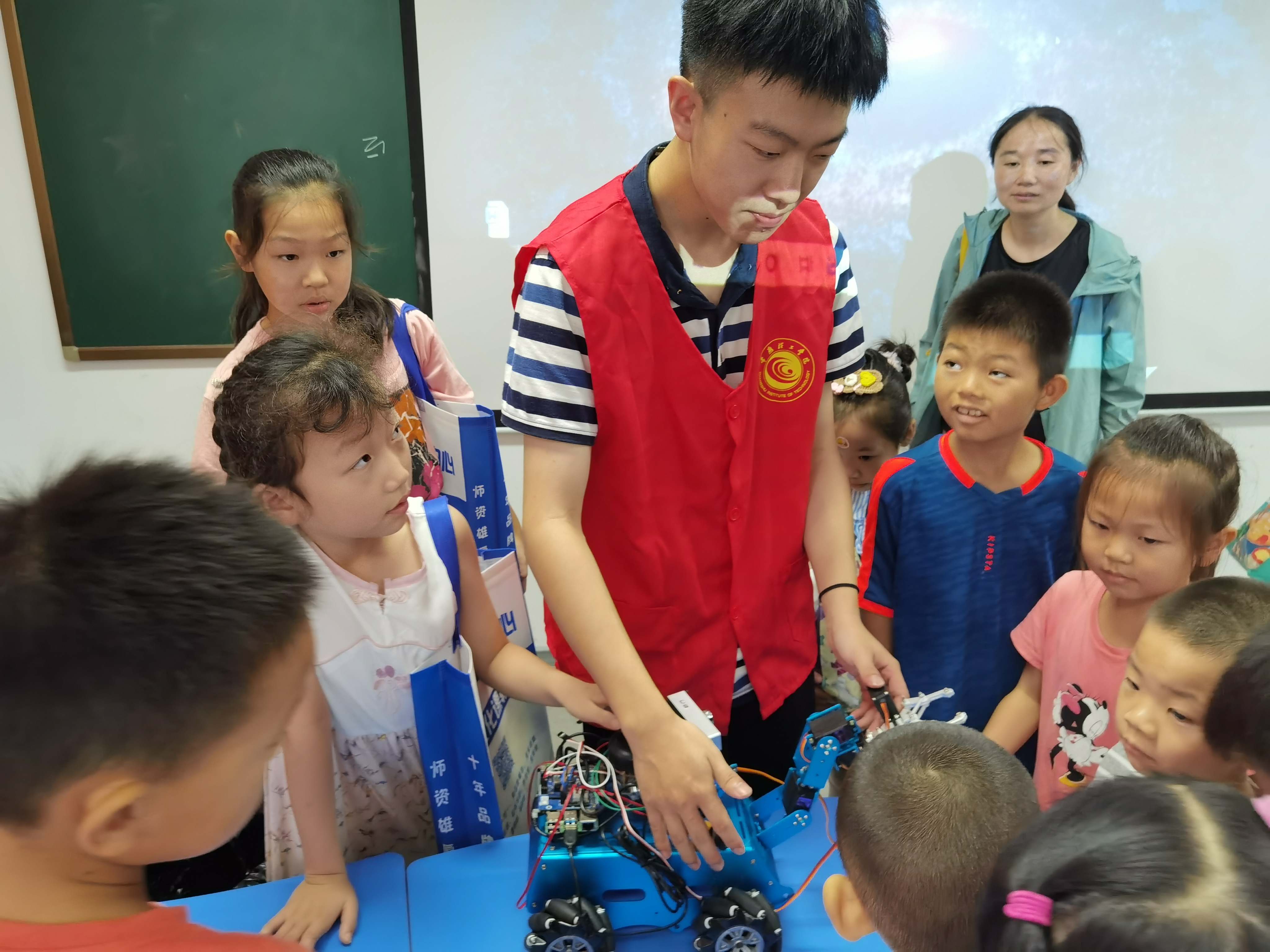 202107271627369864868669.jpg 电气与自动化工程学院赴东南街道乡村振兴实践团在新时代文明实践所开展科普宣传体验活动.JPG