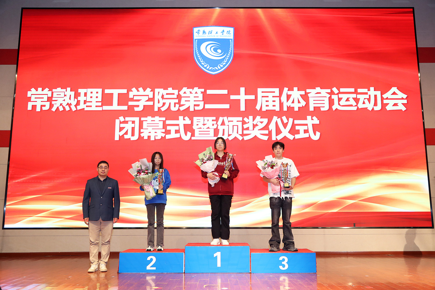 202310271698408618905448.jpg 7倪春虎处长为毽球团体赛前三名代表队颁奖2.JPG