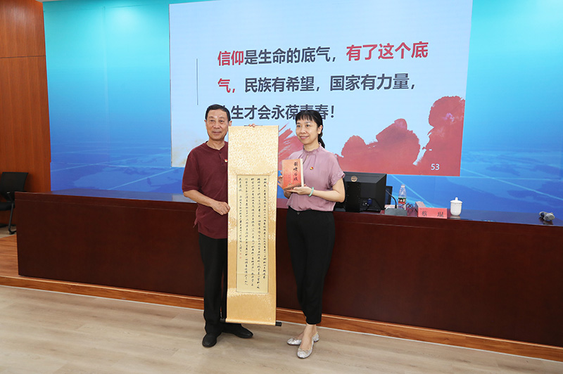 202208101660122241761487.jpg 蔡琨老师捐赠苏州市委统战部物品.JPG