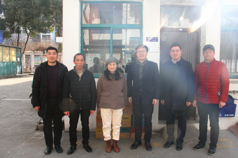 202101181610937204744251.jpg 副校长李俊峰一行看望慰问宿管阿姨.jpg