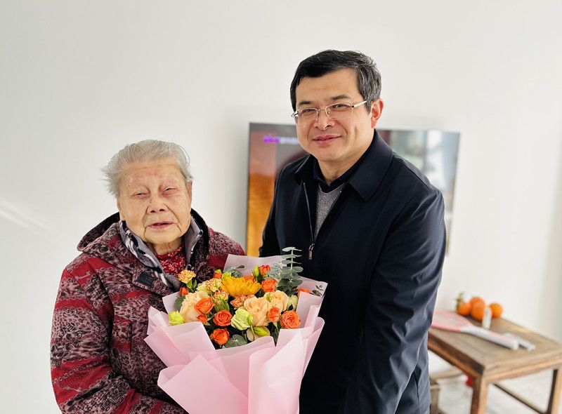 202401161705381913418309.jpg 闫海波慰问戴顺英.jpg