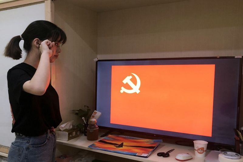 8 纺织服装与设计学院毕业生党员重温入党誓词.jpg