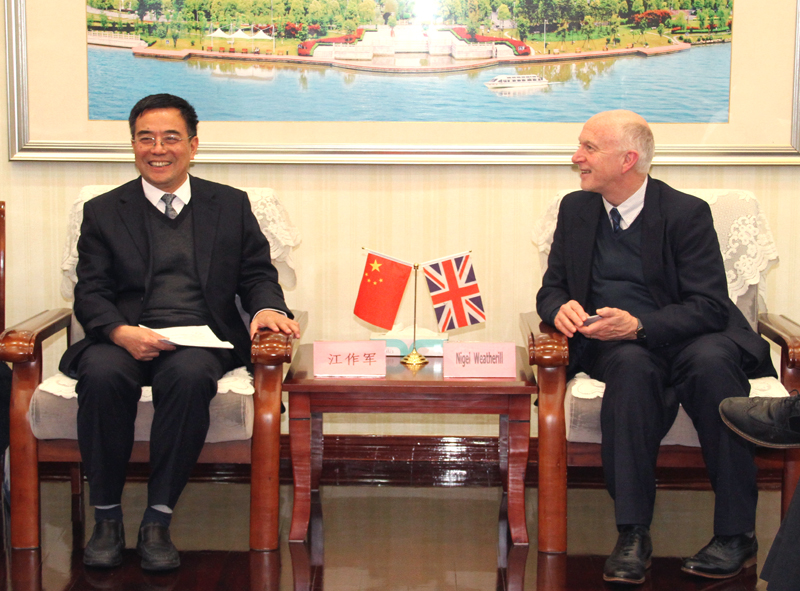 校长江作军和英国利物浦约翰摩尔大学校长Nigel Weatherill.jpg