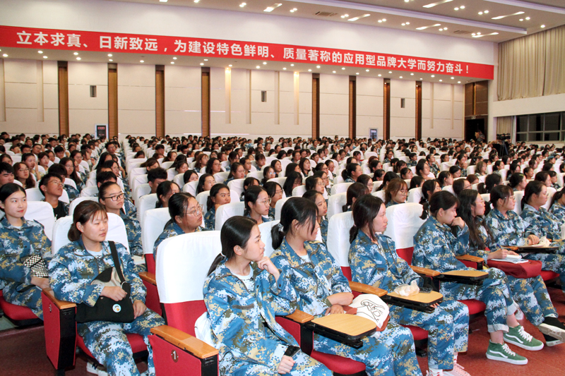 报告现场1.jpg