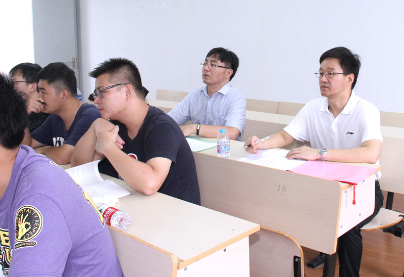 副校长张根华在六艺楼S5-303听取汽车工程学院教师胡顺安讲授汽车回收再生技术.jpg